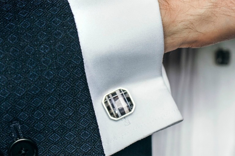 What is the correct way to wear cufflinks with shirts?